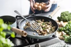 GreenPan Mayflower Koekenpannenset Ø 20cm + Ø 24cm + 1 Accessoire - Lichtblauw - Inductie - PFAS-vrij -Greenpan 1200x800 5