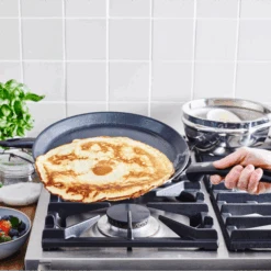 GreenPan Pannenkoekenpan Essentials - Zwart - ø 24 Cm - Keramische Anti-aanbaklaag 8 GreenPan Pannenkoekenpan Essentials - Zwart - ø 24 Cm - Keramische Anti-aanbaklaag -Greenpan 667b28b228ec1bc1005fc3d1a08875dcfcdbfa72 GP ESS BA Bd Pancakepan Large NS Lifestyle a 1